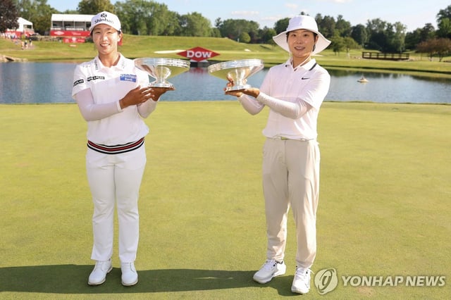 Im Jin-hee (L) and Lee So-mi of South Korea hoist their trophies after winning the Dow Championship at Midland Country Club in Midland, Michigan, on June 29, 2025, in this Getty Images photo. (Yonhap)