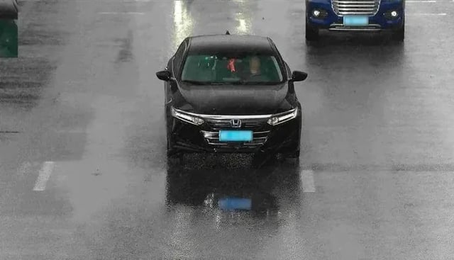 Surveillance footage shows Chen on the road, behind the wheel of one of the stolen cars. Photo: 163.com