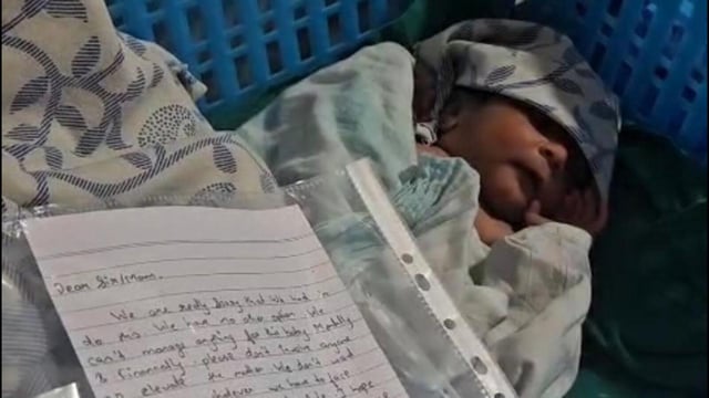 A handwritten note in English, placed in the basket she was found in, said her parents were abandoning her due to their “mental and financial” situation (HT PHOTO)