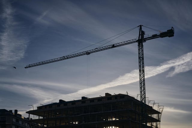 Obras de construcción de un edificio de viviendas en Ourense.