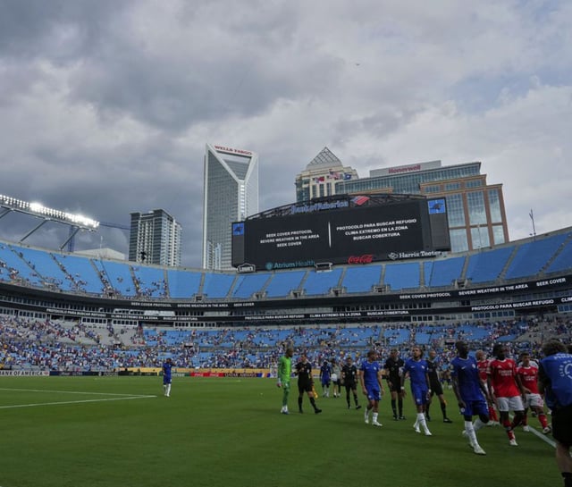 Los jugadores del Chelsea y Benfica abandonan el campo. |  Efe