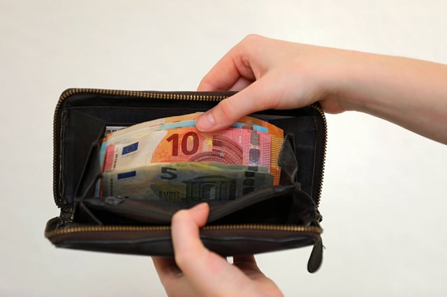 Im Juli gibt es mehr Geld für viele Gruppen, wie Rentner, Bundestagsabgeordnete und Pflegekräfte (Symbolbild)