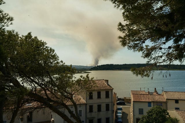 De la fumée visible sur le massif des Corbières lors d’un incendie, le 29 juin 2025, à Bizanet, dans l’Aude