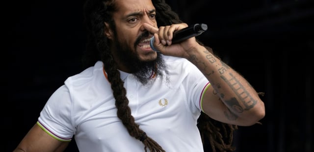 Bobby Vylan, l'un des membres du groupe de rap britannique Bob Vylan, en concert au festival de Glastonbury à Pilton, dans le sud-ouest de l'Angleterre, le 28 juin 2025