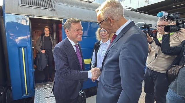 Johann Wadephul (links) kommt am Bahnhof in Kiew an 