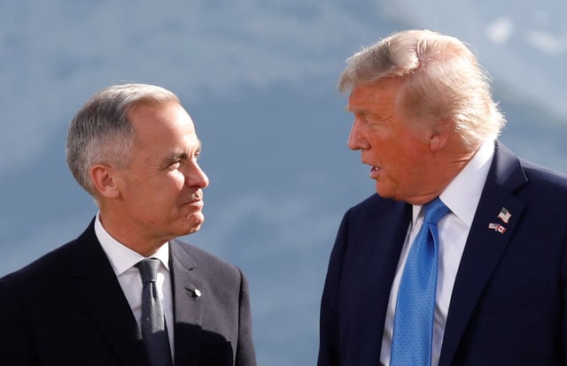 Le premier ministre canadien Mark Carney et Donald Trump discutent lors d’une photo de famille au sommet du G7 à Kananaskis, au Canada, le 16 juin 2025.