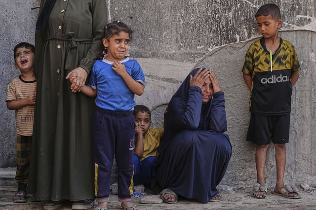Familiares de palestinos muertos en ataques israelíes en la Franja de Gaza lloran su muerte en el Hospital Shifa de la ciudad de Gaza, el sábado 28 de junio de 2025.