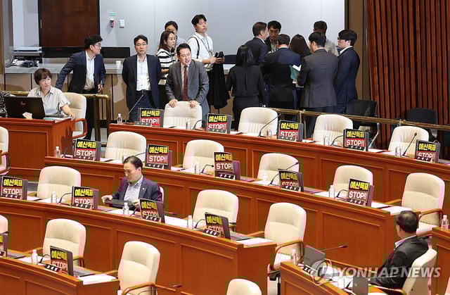 Lawmakers of the main opposition People Power Party walk out of a plenary session of the special committee on budget and accounts at the National Assembly on June 30, 2025. (Yonhap)