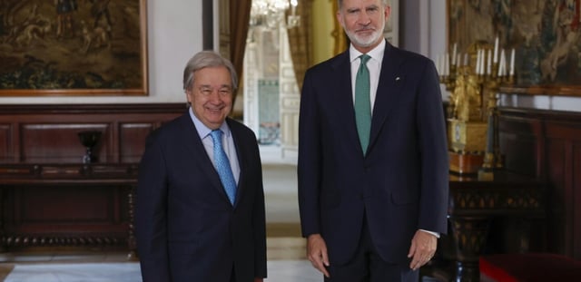 Le roi d'Espagne Felipe VI (d) pose avec le secrétaire général de l'ONU, Antonio Guterres, avant une réunion à la veille de la quatrième conférence internationale des Nations unies sur le financement du développement, à Séville, le 29 juin 2025