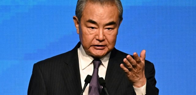 Le ministre chinois des Affaires étrangères, Wang Yi, prend la parole lors de la cérémonie de signature de la Convention sur la création de l'Organisation internationale pour la médiation (IOMed) à Hong Kong, le 30 mai 2025