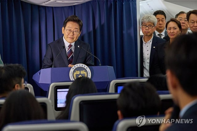 President Lee Jae Myung attends a press conference aboard the presidential plane as he heads to Canada to attend the Group of Seven summit in this June 16, 2025, file photo. (Yonhap)