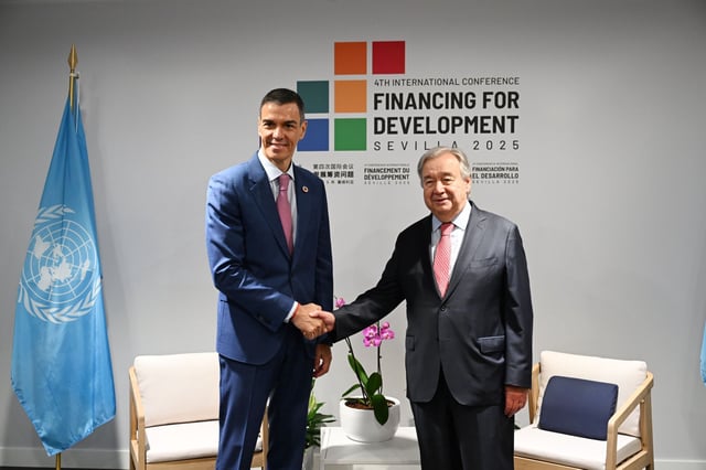 El presidente del Gobierno, Pedro Sánchez, ha mantenido este lunes un encuentro con el secretario general de Naciones Unidas, António Guterres, con motivo de la IV Conferencia Internacional sobre la Financiación para el Desarrollo de Naciones Unidas, en el Palacio de Congresos y Exposiciones de Sevilla (Fibes). EFE/Moncloa/Borja Puig de la Bellacasa / SOLO USO EDITORIAL/SOLO DISPONIBLE PARA ILUSTRAR LA NOTICIA QUE ACOMPAÑA (CRÉDITO OBLIGATORIO). SOLO USO EDITORIAL/SOLO DISPONIBLE PARA ILUSTRAR LA NOTICIA QUE ACOMPAÑA (CRÉDITO OBLIGATORIO)