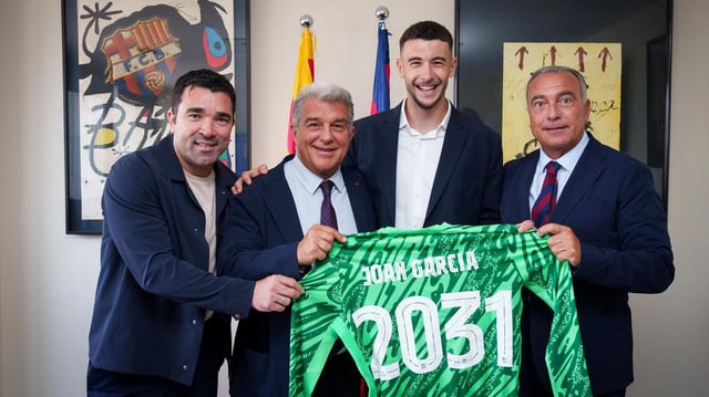 Deco, Laporta ,Joan Garcia y Rafa Yuste, tras la firma del nuevo portero azulgrana hasta 2031.