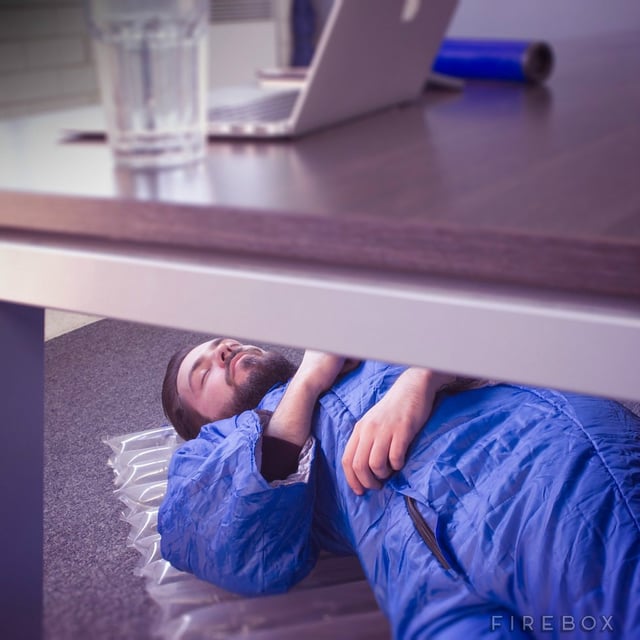 Das Napkit ist der Notfall-Koffer für alle, die Mittags einen Schlafplatz im Büro brauchen. (Foto: Firebox)