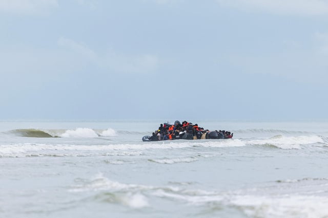 Des migrants se pressent sur le canot pneumatique d’un passeur pour tenter de traverser la Manche, près de Neufchâtel-Hardelot, dans le Pas-de-Calais, le 30 octobre 2024.