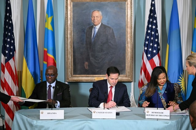 Le secrétaire d'Etat américain Marco Rubio (centre) et ses homologues congolaise Thérèse Kayikwamba Wagner (droite) et rwandais Olivier Nduhungirehe (L) pendant la signature de l'accord de paix, le 27 juin 2025 à Washington