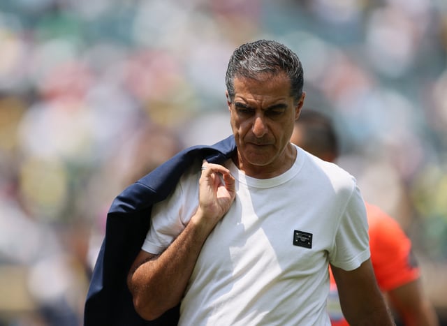 Soccer Football - FIFA Club World Cup - Round of 16 - Palmeiras v Botafogo - Lincoln Financial Field, Philadelphia, Pennsylvania, U.S. - June 28, 2025 Botafogo coach Renato Paiva at half time IMAGN IMAGES via Reuters/Caean Couto