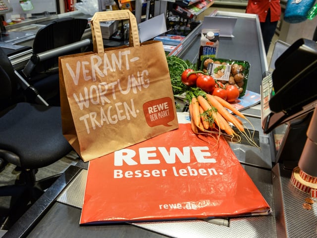 Rewe führt eine neue Bezahloption ein - das sind die Vorteile.