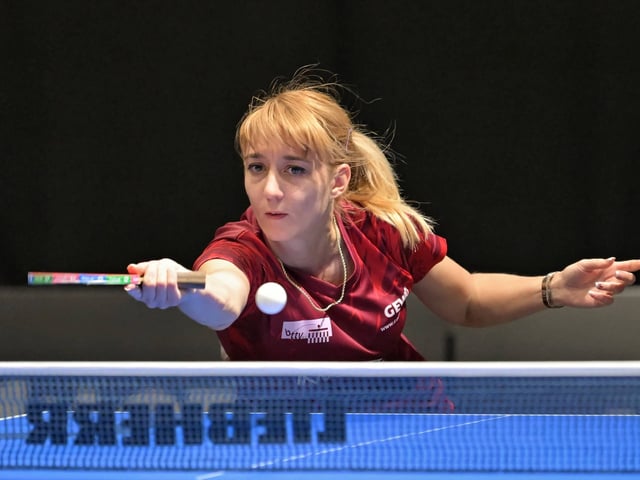 Kathrin Muehlbach vom ttc Berlin eastside spielt einen Ball.