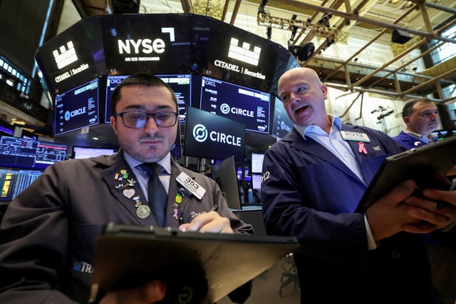 Traders work on the floor at the New York Stock Exchange (NYSE), on the day of Circle Internet Group's IPO, in New York City, U.S., June 5, 2025.  REUTERS/Brendan McDermid/File Photo