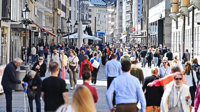 Passanten in der Fußgängerzone in der Theatinerstrasse in München.