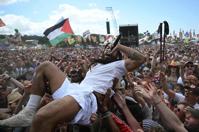 L'un des membres de Bob Vylan, lors de son concert samedi 28 juin à Glastonbury, en Angleterre.