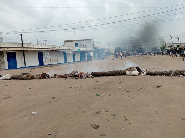 Smoke rises from a makeshit barricade blocking a road as people protest against Togo's longtime leader, Faure Gnassingbe, in Lome, Togo June 26, 2025.REUTERS/ Alice Lawson
