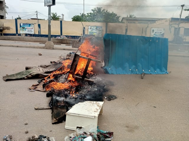 A makeshift barricade burns during a protest against Togo's longtime leader, Faure Gnassingbe, in Lome, Togo June 26, 2025.REUTERS/ Alice Lawson