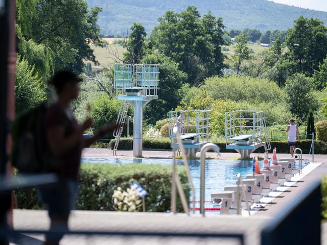 In einem hessischen Schwimmbad sollen Mädchen von mehreren Männern sexuell belästigt worden sein.