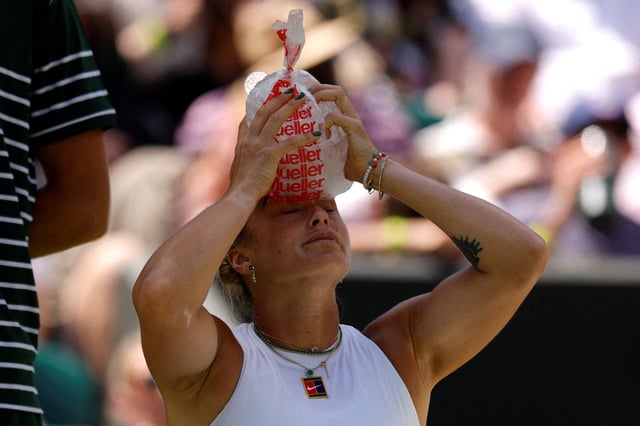 Tennis - Wimbledon - All England Lawn Tennis and Croquet Club, London, Britain - June 30, 2025 Belarus' Aryna Sabalenka uses an ice pack to cool herself down during a break in her first round match against Canada's Carson Branstine REUTERS/Andrew Couldridge