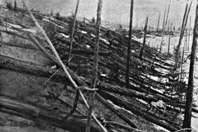 Tunguska, Russland: Umgeknickte Bäume bedecken die Landschaft, weil vermutlich ein Asteroid explodierte