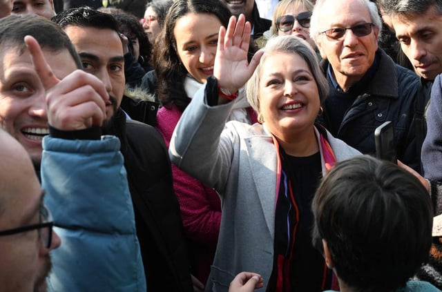 Jeannette Jara, du Parti communiste, salue ses partisans après avoir voté lors des primaires, le 29 juin à Santiago.