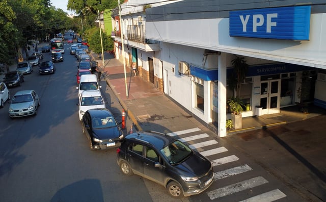 Cars queue outside a YPF gas station in Buenos Aires, Argentina, December 13, 2023. REUTERS/Agustin Marcarian/File Photo