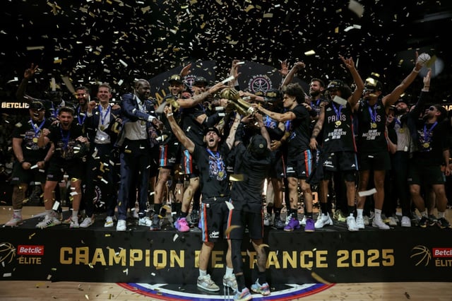 L'équipe du Paris Basketball célèbrent leur premier trophée de champion de France, le 24 juin 2025 à Paris