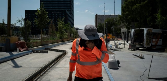 Un ouvrier dans le quartier Part-Dieu à Lyon, alors que la température a atteint 38 degrès, le 30 juin 2025