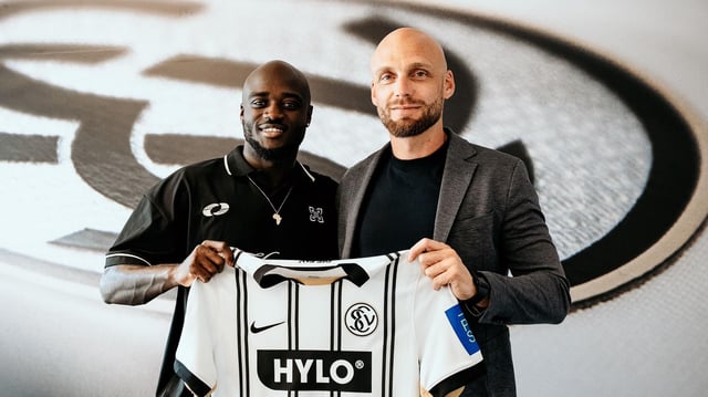 Der 28-jährige Mittelfeldspieler Amara Condé (links) neben Sportvorstand Ole Book