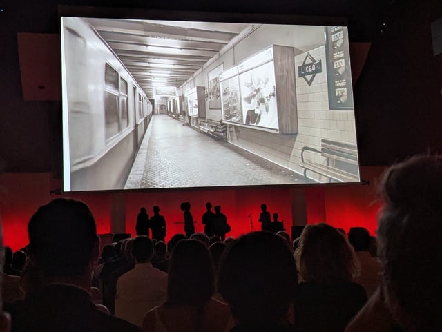 Proyección del vídeo de los 100 años de metro en el acto de celebración del centenario, en el Paranimf de la Escola Industrial.