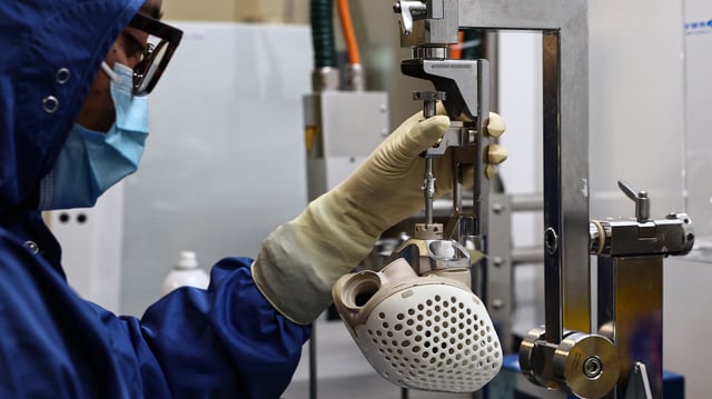 Un employé de Carmat travaille sur un cœur artificiel autorégulé, en janvier, au siège de l’entreprise à Bois-d’Arcy.