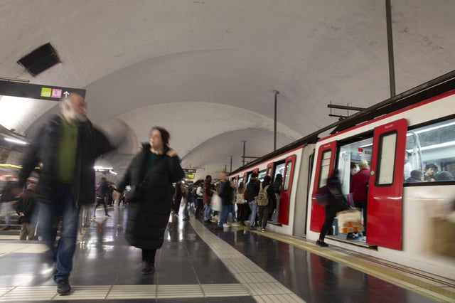 La línea 1 del metro es la que registra mayor número de usuarios y la que más se reforzará con seis nuevos trenes.