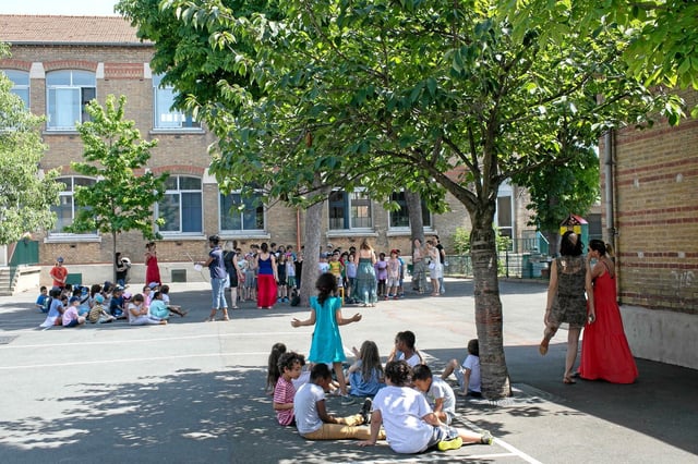 « Les personnels de l’Éducation nationale font ce qu’ils peuvent, je leur tire mon chapeau. Mais concrètement on leur demande de protéger nos enfants du réchauffement climatique avec des brumisateurs ! » s’insurge Grégoire Ensel, porte-parole de la Fédération des conseils de parents d'élèves (FCPE).
