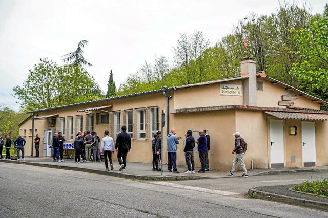 Olivier H. est accusé d'avoir assassiné  Aboubakar Cissé de 57 coups de couteau alors que ce dernier priait à la mosquée de La Grand-Combe.
