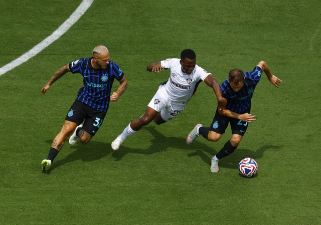 Soccer Football - FIFA Club World Cup - Round of 16 - Inter Milan v Fluminense - Bank of America Stadium, Charlotte, North Carolina, U.S. - June 30, 2025  Fluminense's Jhon Arias in action with Inter Milan's Federico Dimarco and Inter Milan's Nicolo Barella REUTERS/Susana Vera