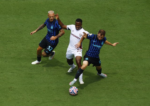 Soccer Football - FIFA Club World Cup - Round of 16 - Inter Milan v Fluminense - Bank of America Stadium, Charlotte, North Carolina, U.S. - June 30, 2025  Fluminense's Jhon Arias in action with Inter Milan's Federico Dimarco and Inter Milan's Nicolo Barella REUTERS/Susana Vera