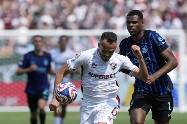 Rene, del Fluminense, pugna con Dumfries, del Inter, este lunes.