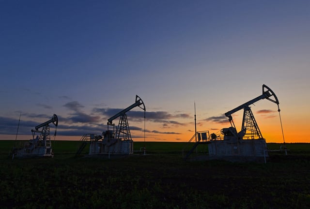 A view shows oil pump jacks outside Almetyevsk in the Republic of Tatarstan, Russia June 4, 2023. REUTERS/Alexander Manzyuk/ File Photo