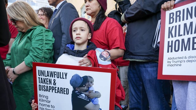 Supporters listen to an attorney speak about Kilmar Ábrego García on April 15 in Greenbelt, Maryland. Photo: Tasos Katopodis/Getty Images