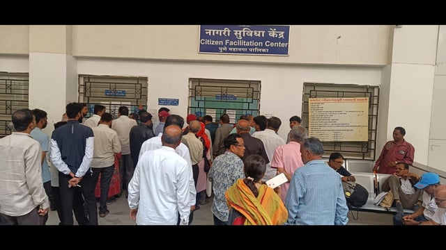 As the citizens were unable to pay the tax online, they rushed to citizens facility centres to avail the facility. (HT PHOTO)