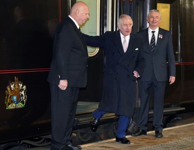 Le roi Charles III sort du train royal, le 20 janvier 2023 à la gare Victoria de Manchester (Royaume-Uni)