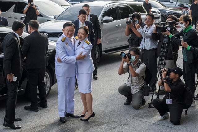 L'ancien Premier ministre thaïlandais Thaksin Shinawatra et sa fille Paetongtarn Shinawatra arrivent à la cérémonie d'investiture de cette dernière comme cheffe du gouvernement, le 18 août 2024 à Bangkok