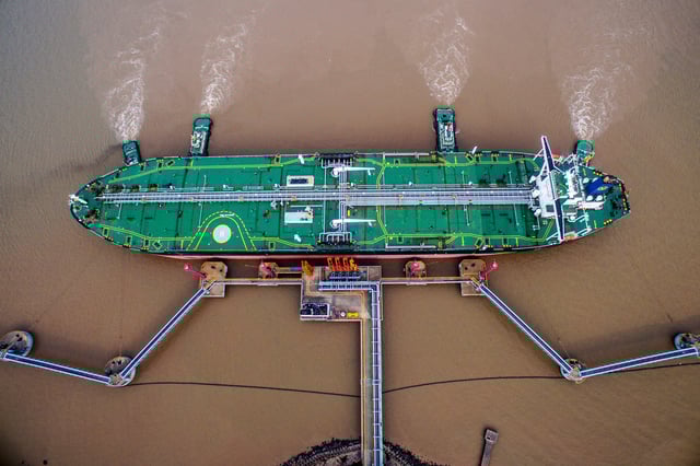 An oil tanker unloads crude oil at a crude oil terminal in Zhoushan, Zhejiang province, China July 4, 2018. REUTERS/Stringer/File Photo